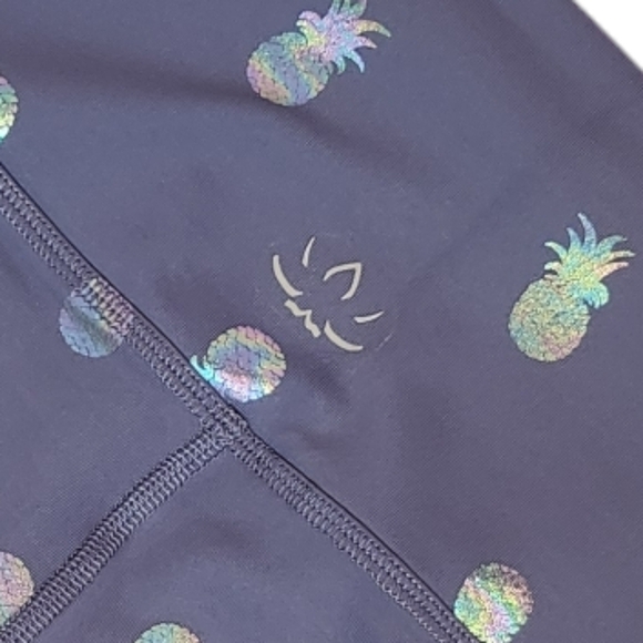 BEYOND YOGA NWOT XS PURPLE LEGGINGS WITH SILVER METALLIC PINEAPPLES - Picture 7 of 8